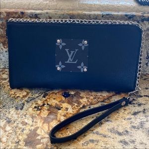 Chain wristlet wallet